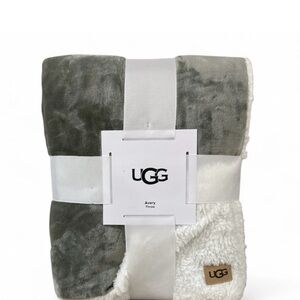 UGG Avery Plush Throw - Gray and Cream